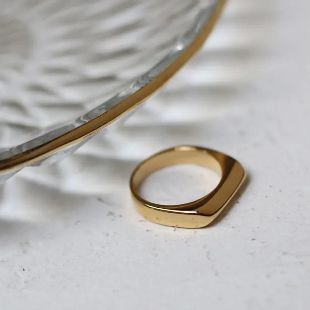 18K Gold Plated Pyramid Contour Bar Band Ring